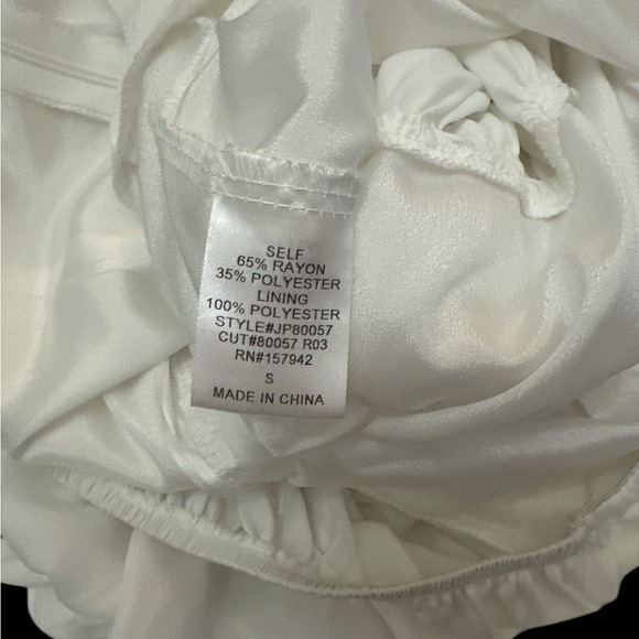 🎉 HP 🎉 EUC @Balance by Francesca’s Vimmi White Satin Tiered Romper Size Small - Picture 9 of 10